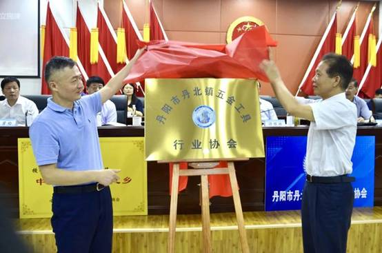 市人大常委会副主任马耿良先生,市人民政府副市长杨文军先生为协会